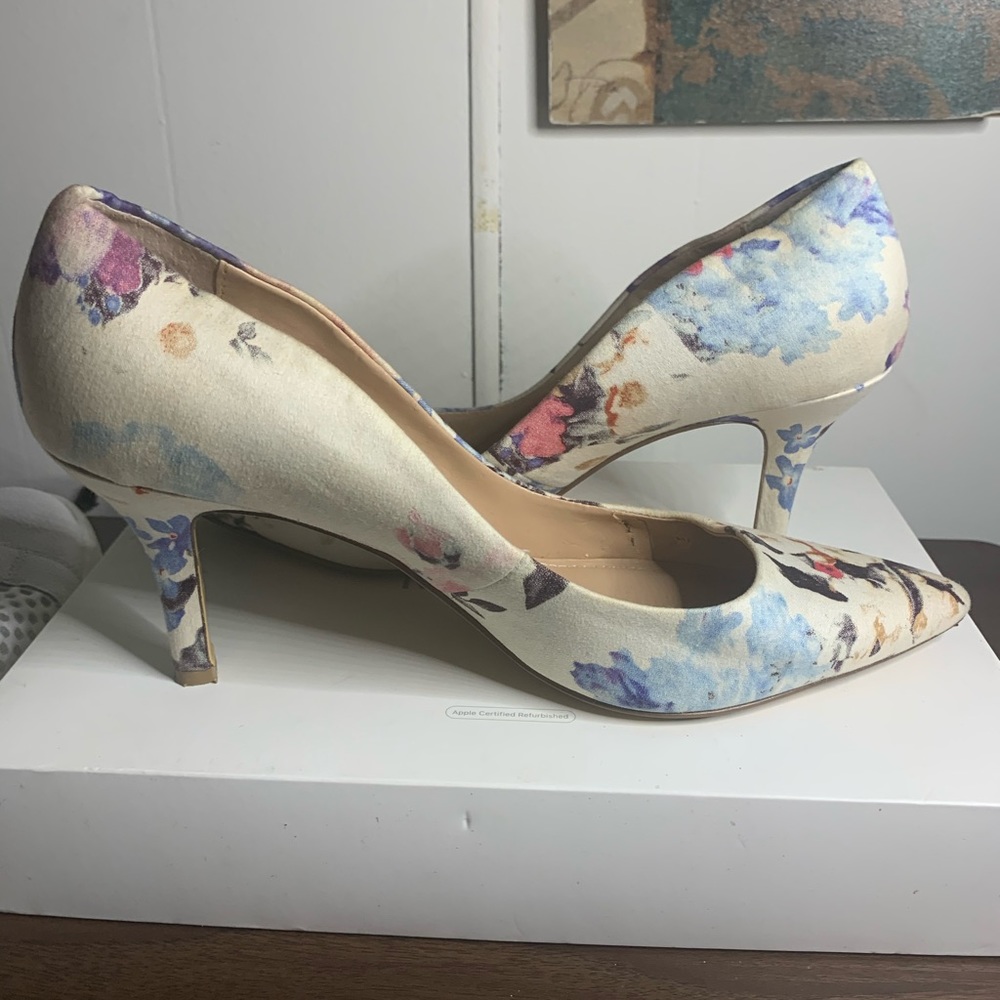 Charles by Charles David floral pump